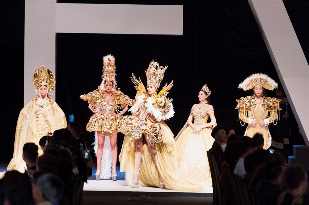Kim Nguyên cùng 4 người mẫu trình diễn trên sàn catwalk
