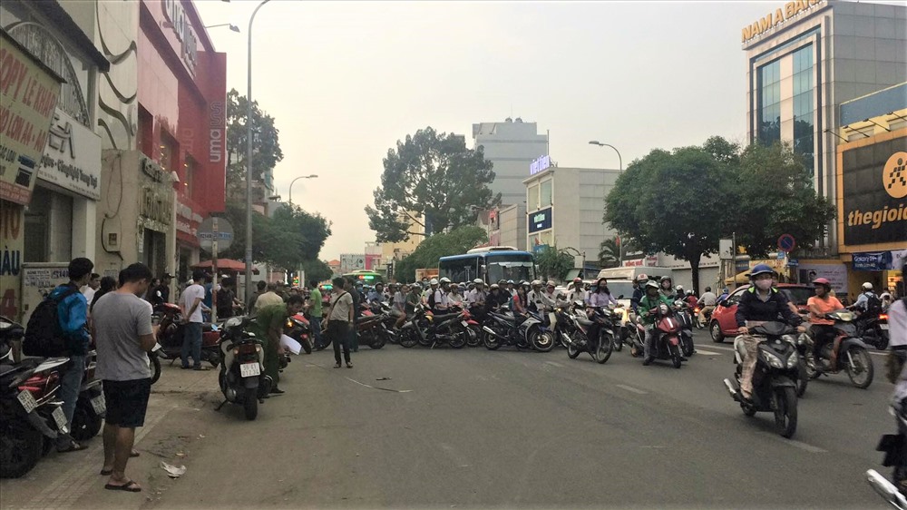 Hiện trường vụ đâm chết người sau va chạm giao thông trên đường Phan Đăng Lưu, quận Phú Nhuận chiều 23.4. Ảnh: T.S