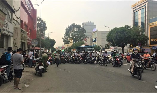 Hiện trường vụ đâm chết người sau va chạm giao thông trên đường Phan Đăng Lưu, quận Phú Nhuận chiều 23.4. Ảnh: T.S