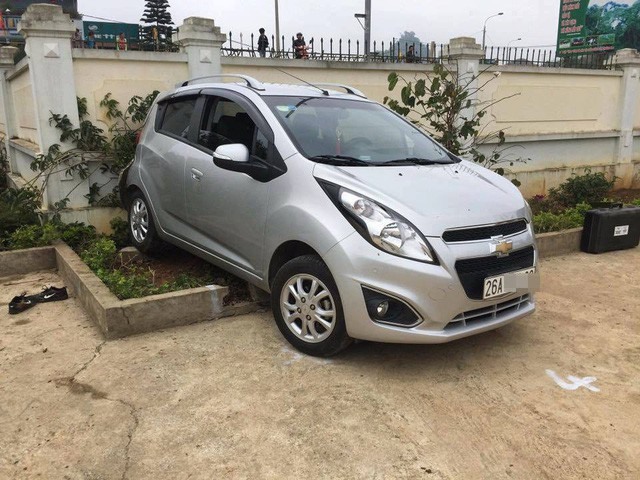 Hiện trường vụ việc cô giáo lùi xe bất cẩn trong sân trường khiến học sinh tử vong (Ảnh: Phạm Hương).