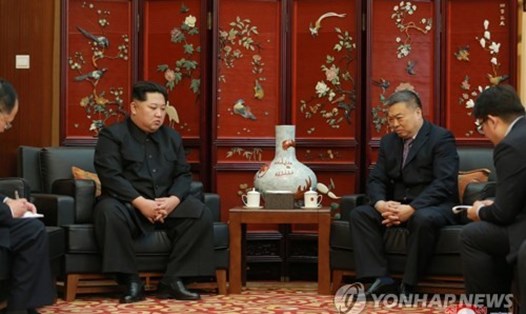 Lãnh đạo Triều Tiên Kim Jong-un thăm Đại sứ quán Trung Quốc tại Bình Nhưỡng sau vụ tai nạn. Ảnh: KCNA/Yonhap. 
