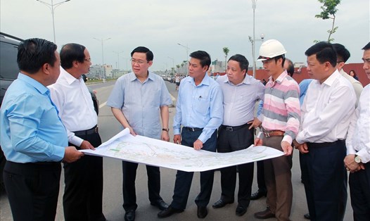 Phó Thủ tướng kiểm tra tiến độ xây dựng, giải ngân dự án đường Võ Nguyên Giáp sử dụng vốn vay của Ngân hàng Thế giới. Ảnh: Thành Chung. 