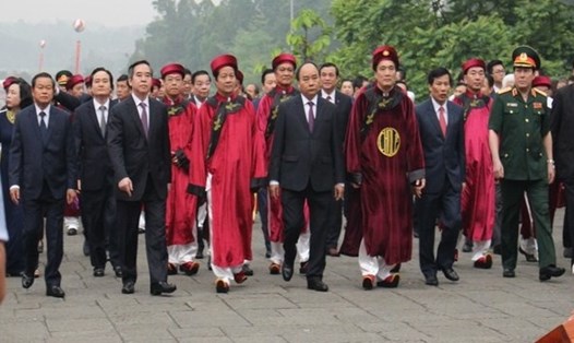Thủ tướng Nguyễn Xuân Phúc tới dự và dâng hương tại lễ hội Đền Hùng.