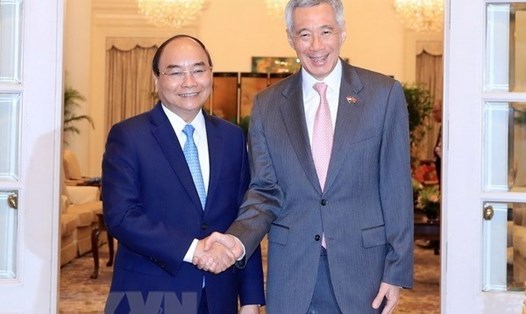 Thủ tướng Nguyễn Xuân Phúc và Thủ tướng Singapore Lý Hiển Long. Ảnh: TTXVN.