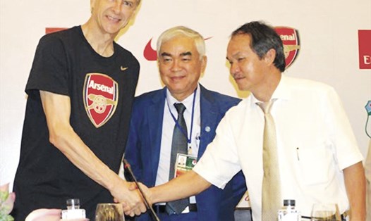 Bầu Đức và HLV Wenger trong chuyến du đấu của Arsenal sang Việt Nam năm 2013. Ảnh: TL
