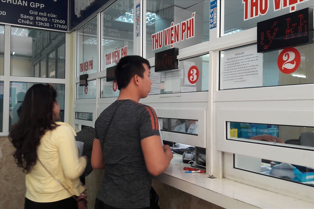 Người dân nộp viện phí tại Bệnh viện RHM T.Ư. Ảnh: THÙY LINH