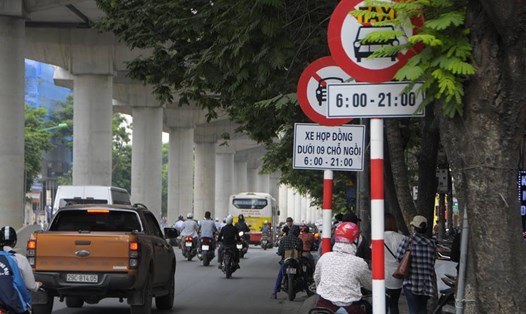 Biển cấm xe taxi trên phố Xuân Thủy (Cầu Giấy) Hà Nội. Ảnh: TV

