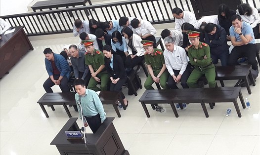 Bị cáo Hà Văn Thắm cùng các bị cáo khác tại tòa. 