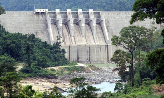 Thủy điện Đắk My 4 đã cắt tiệt nguồn cung của dòng Đắk My - dòng chính sông Vu Gia, gây thiếu nước sinh hoạt cho Đà Nẵng
