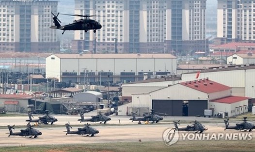Trực thăng UH-60 của lực lượng Mỹ tại Hàn Quốc trở về doanh trại Humphreys ở Pyeongtaek, tỉnh Gyeonggi hôm 26.4. Ảnh: Yonhap. 