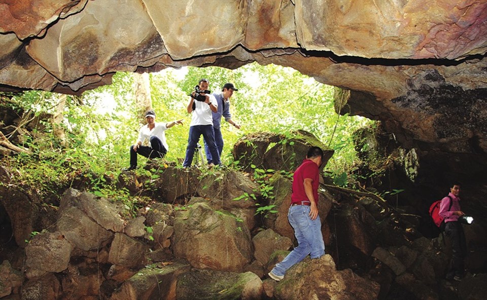 Các chuyên gia nước ngoài đang thám hiểm bên trong hang động núi lửa Krông Nô.