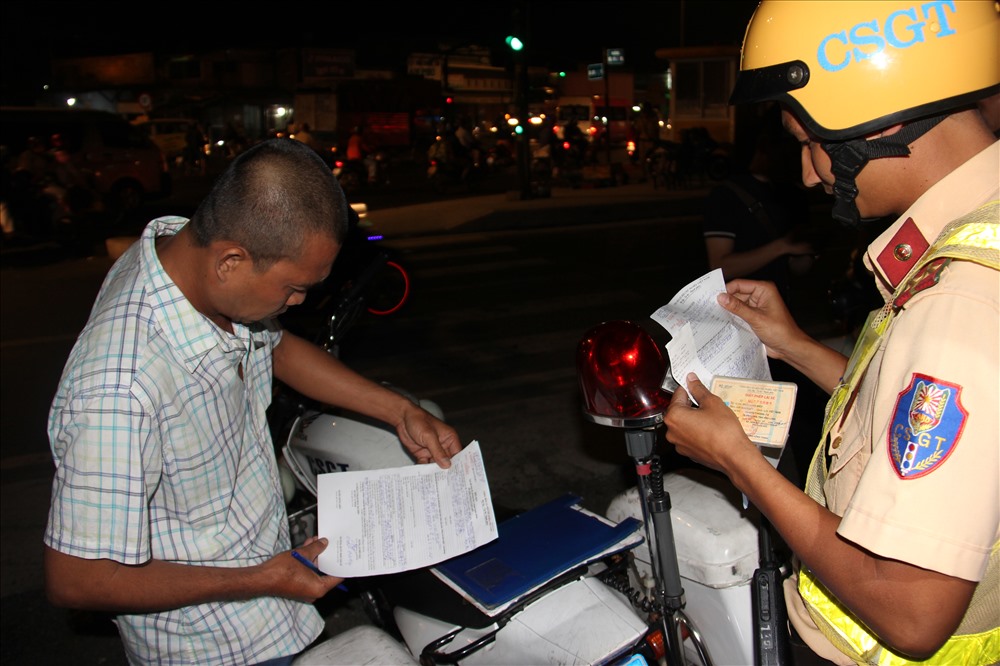 Những hành vi như uống rượu bia khi tham gia giao thông sẽ bị CSGT xử lý kiên quyết, liên tục. Ảnh: T.S