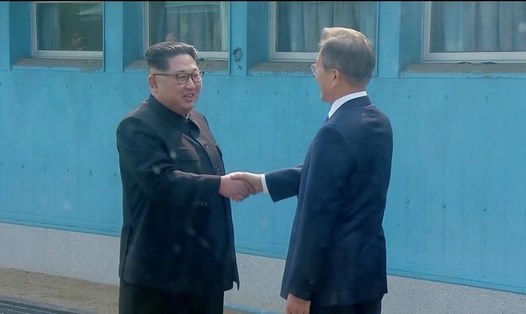 Nhà lãnh đạo Kim Jong-un bắt tay Tổng thống Moon Jae-in tại đường biên giới, ngày 27.4.2018. Ảnh: Reuters