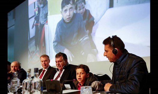 Cậu bé 11 tuổi Hassan Diab làm chứng trong cuộc họp báo tại OPCW. Ảnh: Reuters