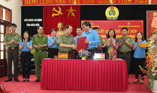 LĐLĐ tỉnh Điện Biên và Công an tỉnh ký Quy chế phối hợp đảm bảo an ninh trật tự. Ảnh: Như Hoa