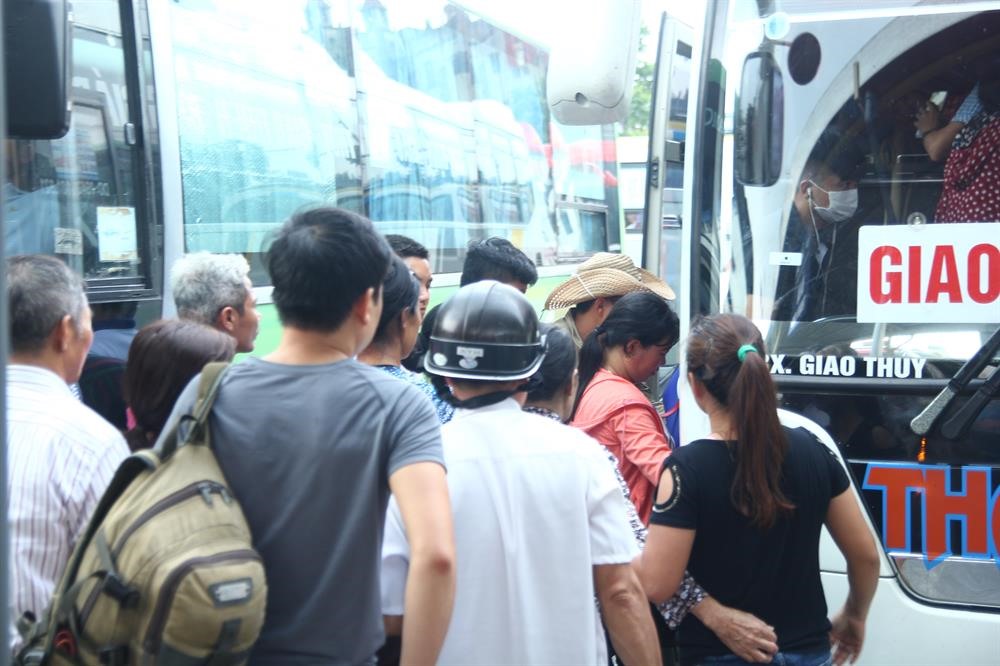 Dự kiến đến chiều 27.4, nhiều người sẽ đổ ra các bến xe để về quê nghỉ lễ. Ảnh: C.N