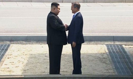 Lãnh đạo Triều Tiên Kim Jong-un bắt tay Tổng thống Hàn Quốc Moon Jae-in khi ông Kim đến làng đình chiến Bàn Môn Điếm cho hội nghị thượng đỉnh ngày 27.4.2018. Ảnh: AP