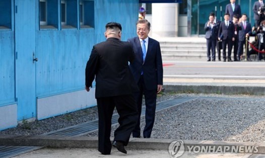 Nhà lãnh đạo Kim Jong-un bước qua đường giới tuyến vào lãnh thổ Hàn Quốc. Ảnh: Yonhap