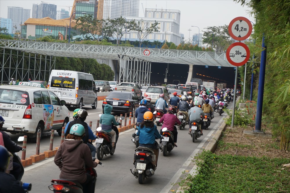 Từ 20h ngày 30.4 đến 4h ngày 1.5, sẽ cấm tất cả các loại xe 2 bánh lưu thông qua hầm sông Sài Gòn.  Ảnh: M.Q