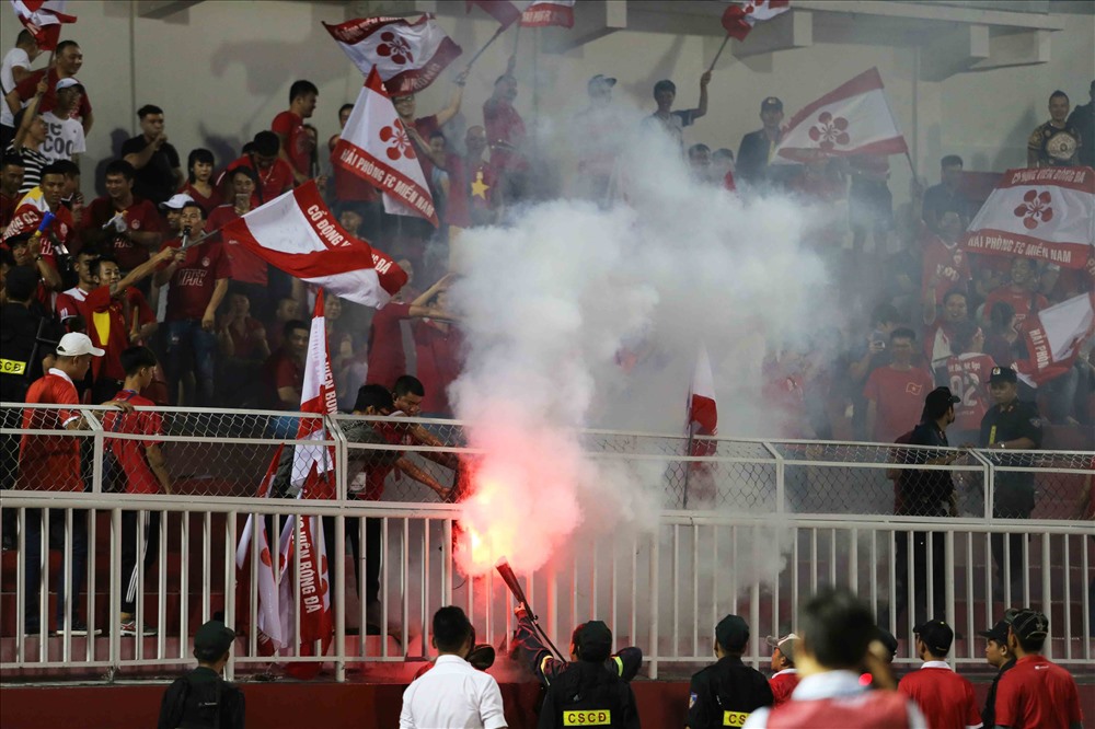 CLB Hải Phòng nhận án phạt kỉ lục vì tiếp tục để xảy ra tình trạng CĐV đốt pháo sáng. Ảnh: G.L