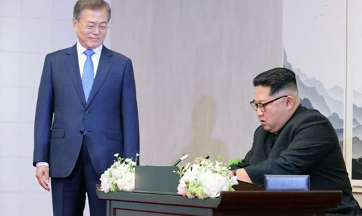 Nhà lãnh đạo Kim Jong-un viết sổ lưu bút tại Nhà Hòa bình. Ảnh: Getty Images