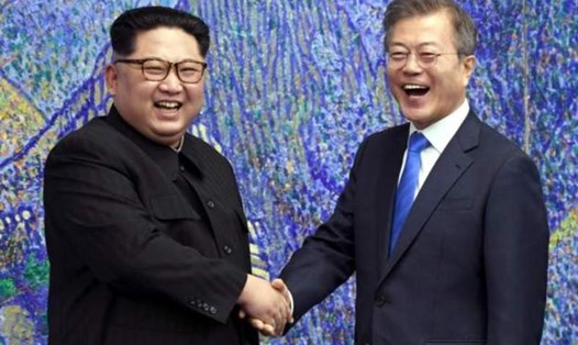 Ông Kim Jong-un và Moon Jae-in tươi cười trước khi bắt đầu đàm phán. Ảnh: BBC