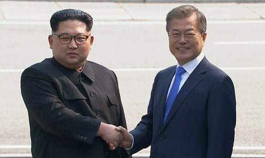 Nhà lãnh đạo Kim Jong-un và Tổng thống Moon Jae-in có cuộc gặp thượng đỉnh lịch sử ngày 27.4.2018. Ảnh: AP
