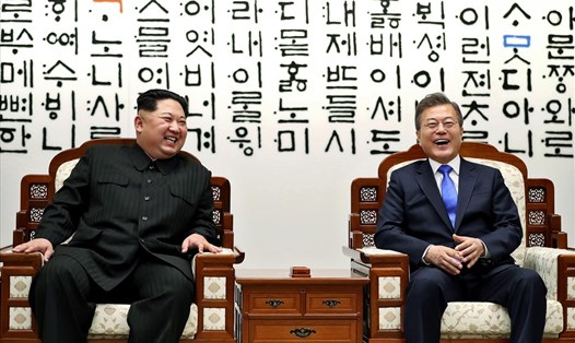 Nhà lãnh đạo Kim Jong-un và Tổng thống Moon Jae-in có cuộc gặp thượng đỉnh ngày 27.4.2018. Ảnh: AP