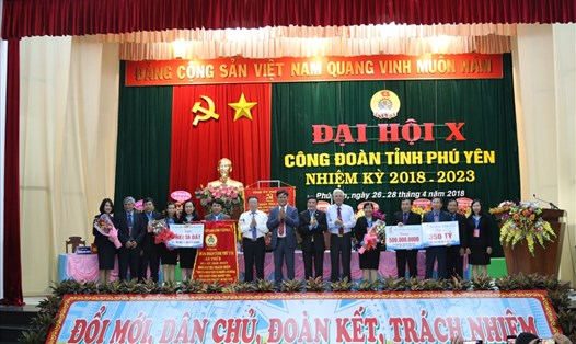 Tại đại hội X Công đoàn Phú Yên đồng chí Bùi Văn Cường và lãnh đạo UBND tỉnh đã trao đất và kinh phí xây dựng khu thiết chế cho CNLĐ. 