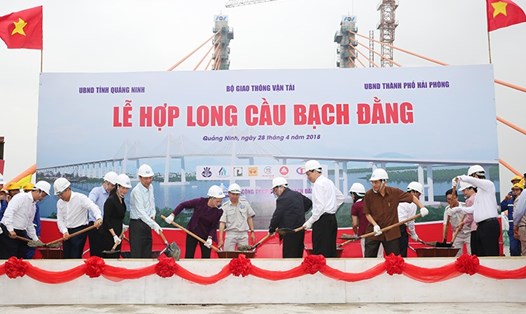 Các đại biểu là lãnh đạo Trung ương và tỉnh Quảng Ninh đổ mẻ bê tông hợp long cầu Bạch Đằng. Ảnh: BQN