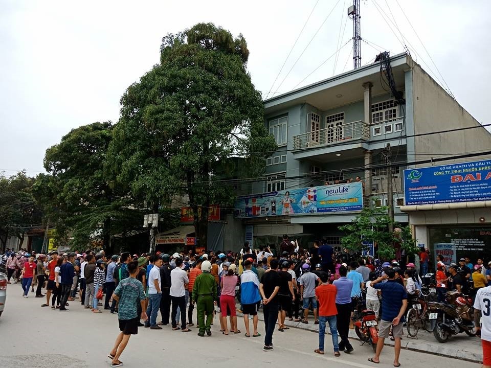 Trước đó, sáng 27.4, ngay trước cổng trường ĐH Hồng Đức, cơ quan chức năng đã phát hiện một cơ sở truyền đạo của Hội Thánh Đức Chúa Trời. Ảnh: Trần Lâm