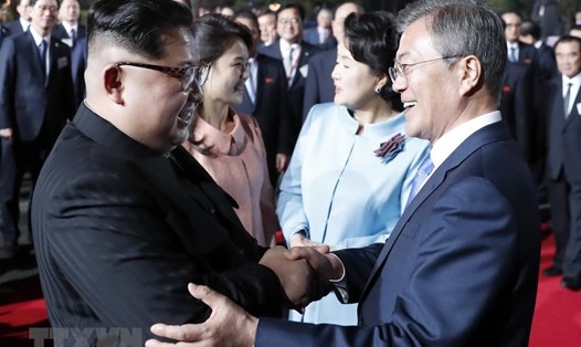 Tổng thống Hàn Quốc Moon Jae In và nhà lãnh đạo Triều Tiên Kim Jong Un. Ảnh: TTXVN 