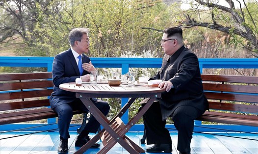 Nhà lãnh đạo Kim Jong-un và Tổng thống Moon Jae-in có cuộc gặp thượng đỉnh ngày 27.4.2018. Ảnh: EPA