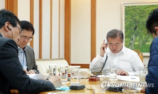 Tổng thống Moon Jae-in điện đàm với người đồng cấp Mỹ hôm 28.4. Ảnh: Yonhap. 