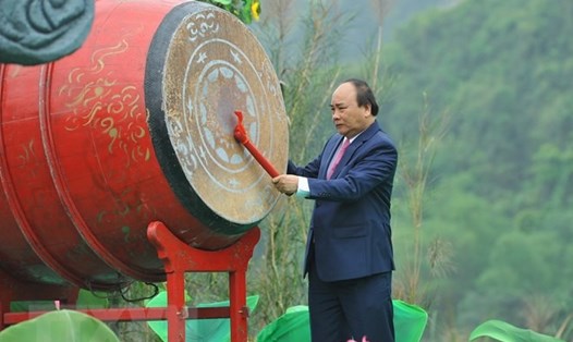 Thủ tướng Nguyễn Xuân Phúc gióng trống khai mạc Lễ hội Tràng An năm 2018. Ảnh: TTXVN