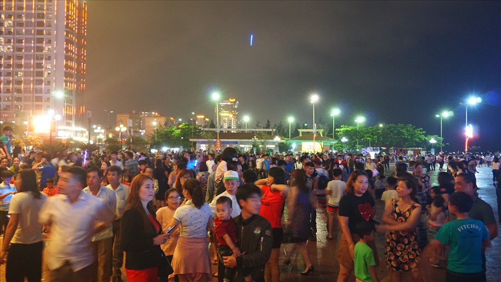 Quảng trường Bình Minh tràn ngập người dự lễ khai hội. Ảnh: Quang Đại
