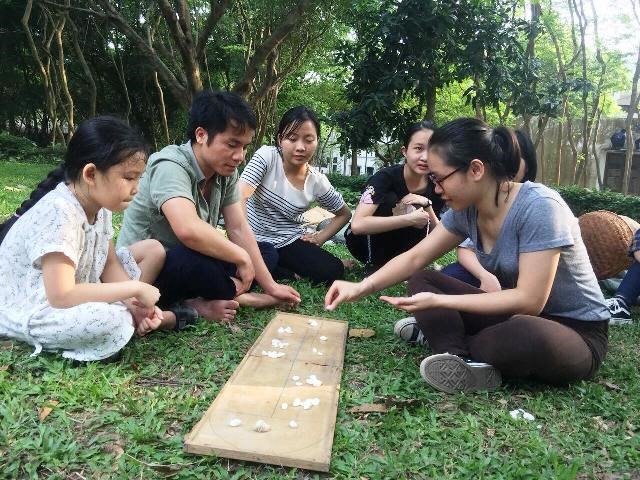 Các bạn nhỏ cùng nhau chơi ô ăn quan tại Bảo tàng dân tộc học Việt Nam dịp lễ 30.4 - 1.5