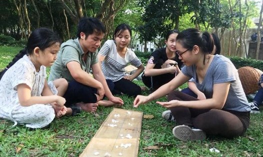 Các bạn nhỏ cùng nhau chơi ô ăn quan tại Bảo tàng dân tộc học Việt Nam dịp lễ 30.4 - 1.5