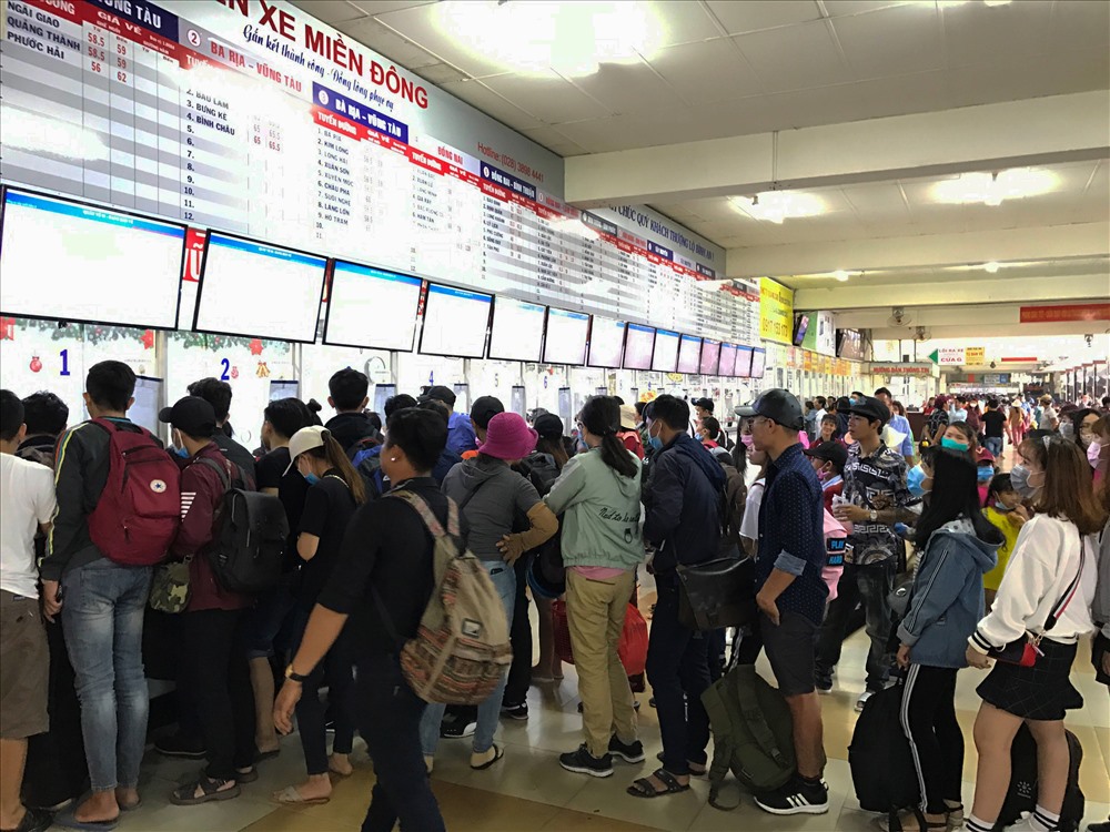 Người dân xếp hàng chờ mua vé xe ở Bến xe Miền Đông (Q.Bình Thạnh, TPHCM).  Ảnh: G.A