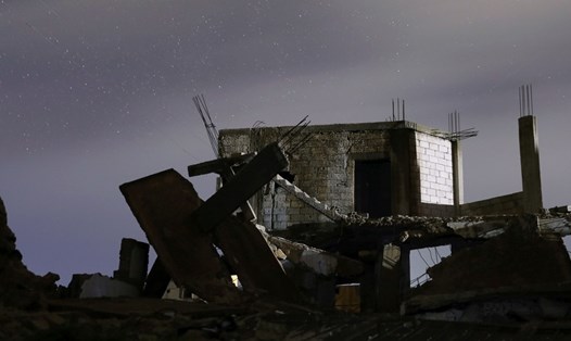 Căn cứ quân sự Syria bị tấn công tên lửa đêm 29.4. Ảnh: Reuters. 