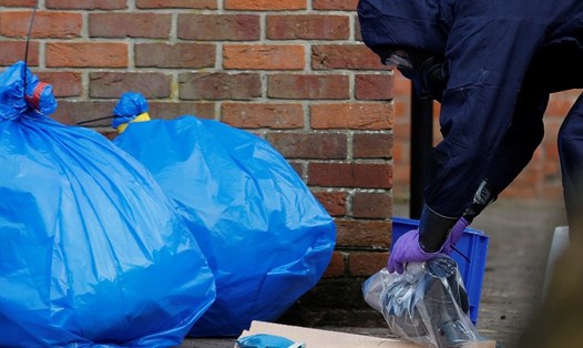 Túi đựng quần áo bảo hộ sau khi các chuyên gia OPCW rời hiện trường nghi án đầu độc Sergei Skripal ở Salisbury. Ảnh: Reuters