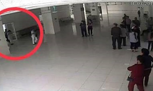 Hình ảnh người nhà bệnh nhân hành hung nhân viên y tế được camera lưu lại tại Bệnh viện đa khoa tỉnh Bắc Kạn
