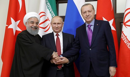 Tổng thống Vladimir Putin gặp Tổng thống Recep Erdogan và Tổng thống Hasan Rouhani trong chuyến công du nước ngoài đầu tiên sau bầu cử. Ảnh: RT