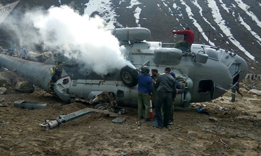 Trực thăng vận tải của Ấn Độ lao xuống thung lũng Kedarnath, vùng Himalaya. Ảnh: Sputnik. 