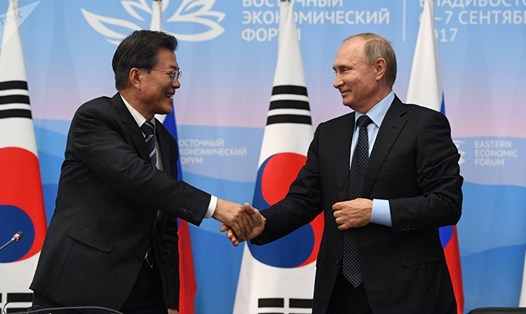 Tổng thống Nga Vladimir Putin và Tổng thống Hàn Quốc Moon Jae-in điện đàm hôm 29.4 về kết quả thượng đỉnh liên Triều. Ảnh: Sputnik. 