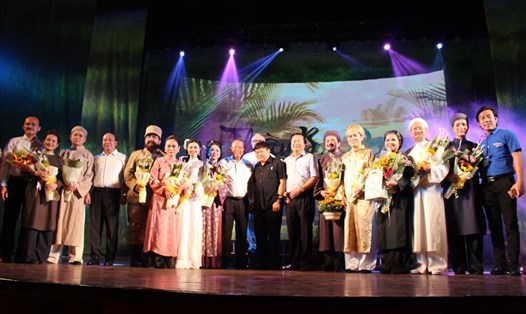 Phó Thủ tướng Trương Hòa Bình (thứ 9 từ trái) tặng hoa cho các nghệ sĩ.