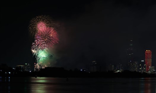 Pháo hoa mừng ngày thống nhất non sông trên bầu trời TPHCM đêm 30.4. Ảnh: Trường Sơn