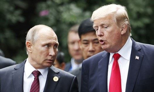 Tổng thống Mỹ Donald Trump và Tổng thống Nga Vladimir Putin trò chuyện tại Hội nghị Thượng đỉnh APEC ở Đà Nẵng. Ảnh: AP