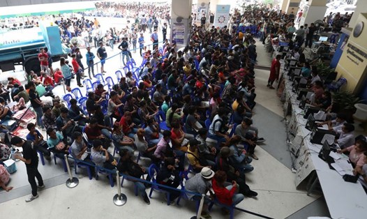 Lao động nhập cư đi nộp đơn đăng ký tại các trung tâm dịch vụ một cửa (OSS) tại Thái Lan trước hạn chót ngày 31.3. Ảnh: The Nation