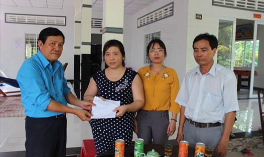 Tổ chức Công đoàn thăm hỏi, trao tiền hỗ trợ cho đoàn viên Huỳnh Thị Kim Cúc. (Ảnh: K.Q)